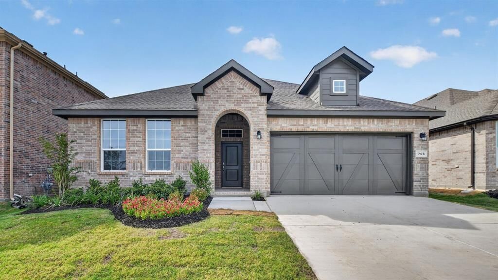 Property Photo: 705 Celestial Way TX 76008