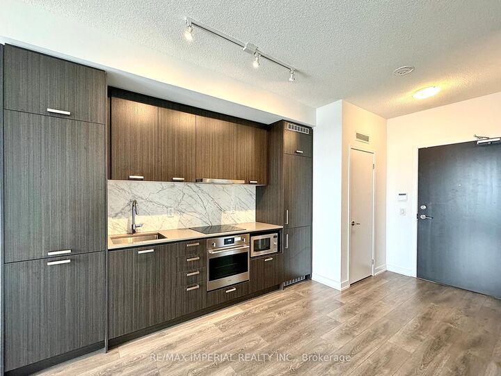 Property Photo:  10 Honeycrisp Crescent 1606  ON L4K 0M7 