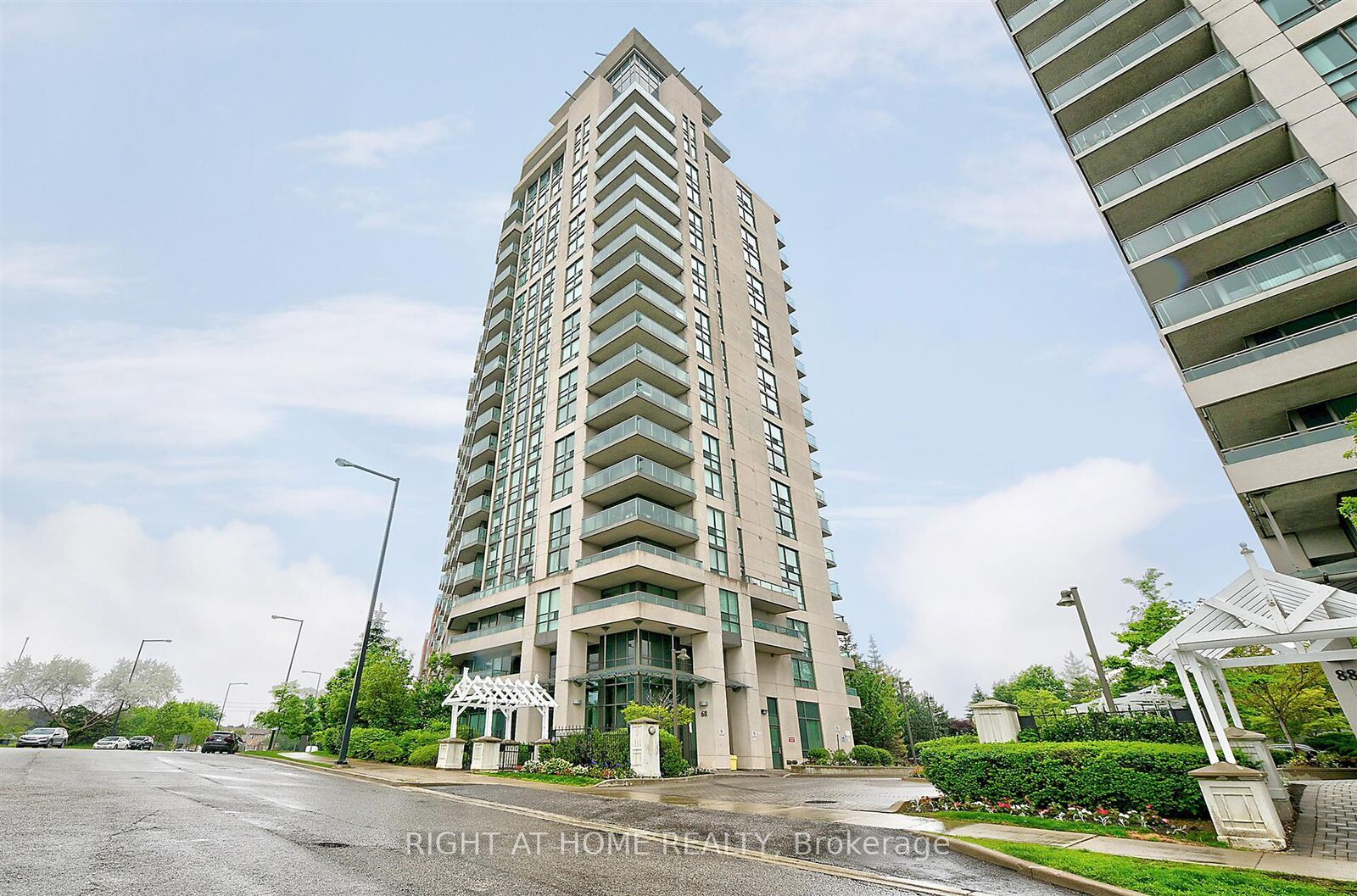 Property Photo:  68 Grangeway Avenue 1612  ON M1H 0A1 