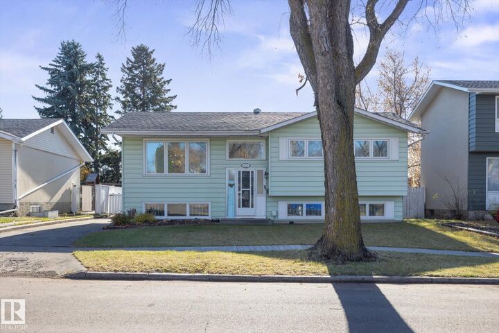 Photo de la propriété:  6223 147 Avenue NW  AB T5A 1T6 