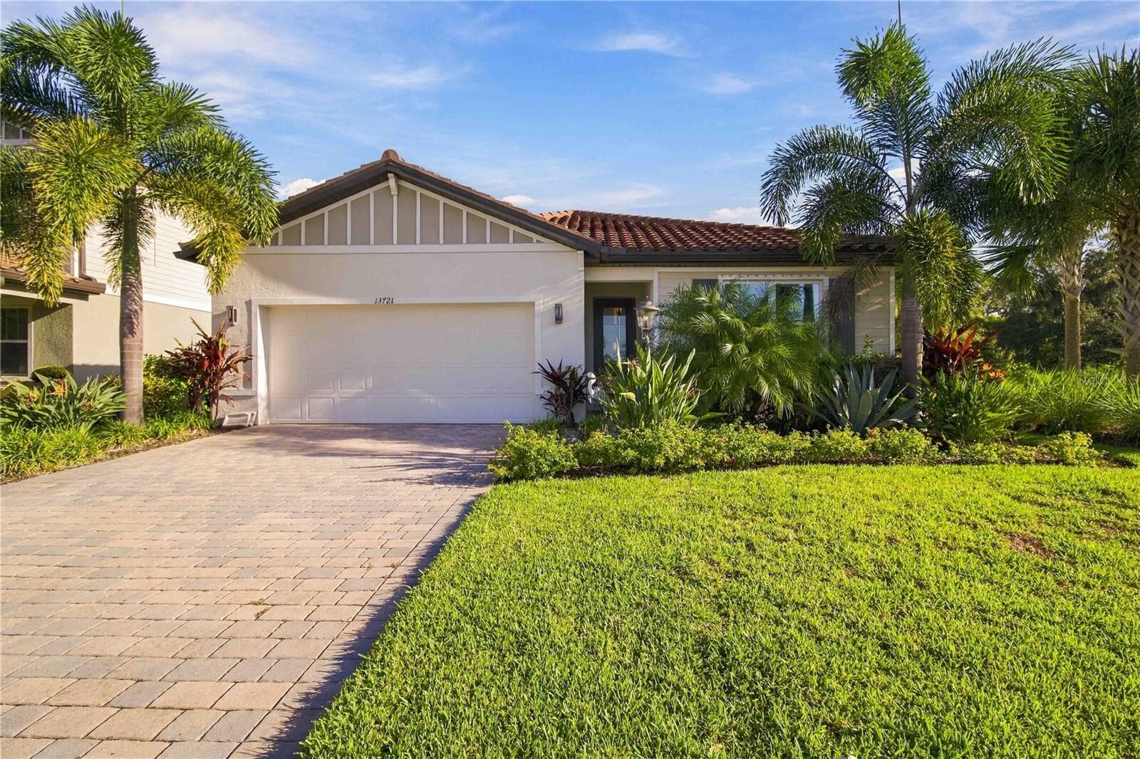 Property Photo: 13721 Flat Woods Terrace FL 34211