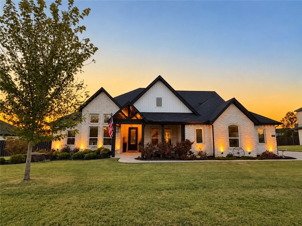 Property Photo:  800 Flycatcher Trace  AR 72762 