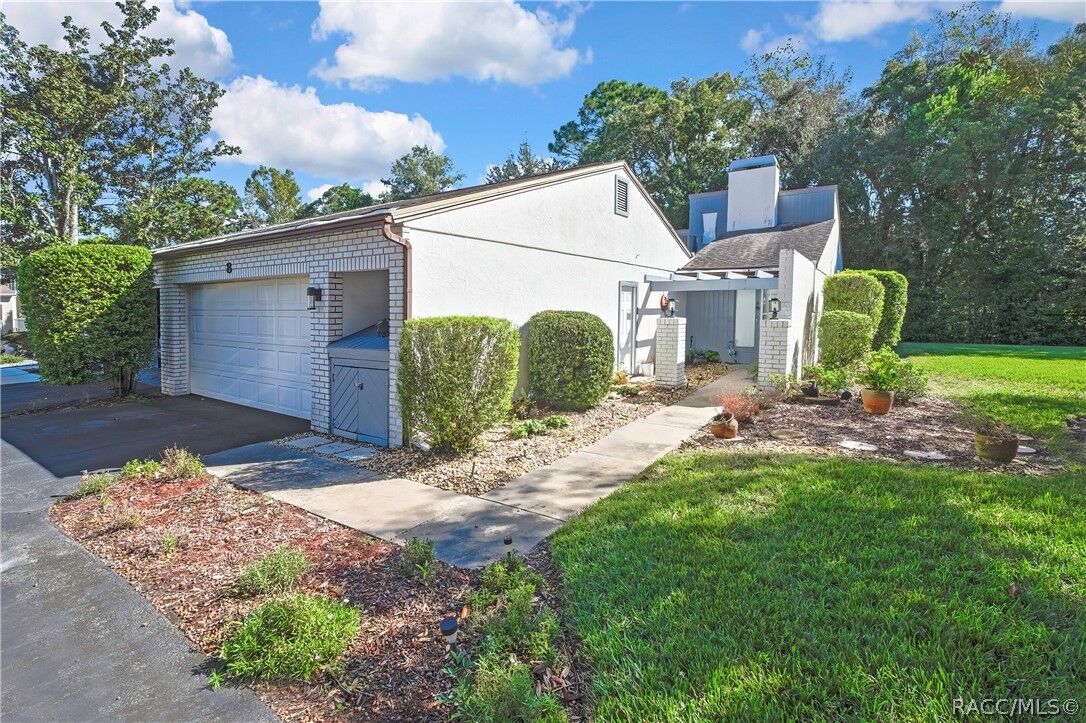 Property Photo:  8 Pinewood Gardens  FL 34446 