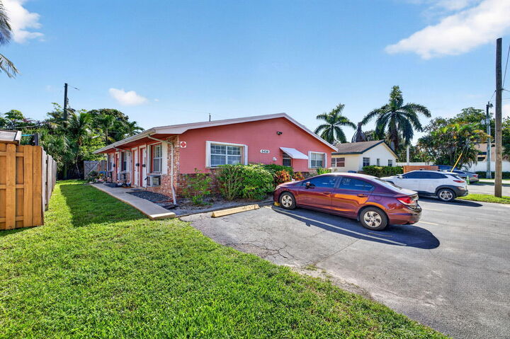 Property Photo: 2420 SW 18th Terrace 1 FL 33315
