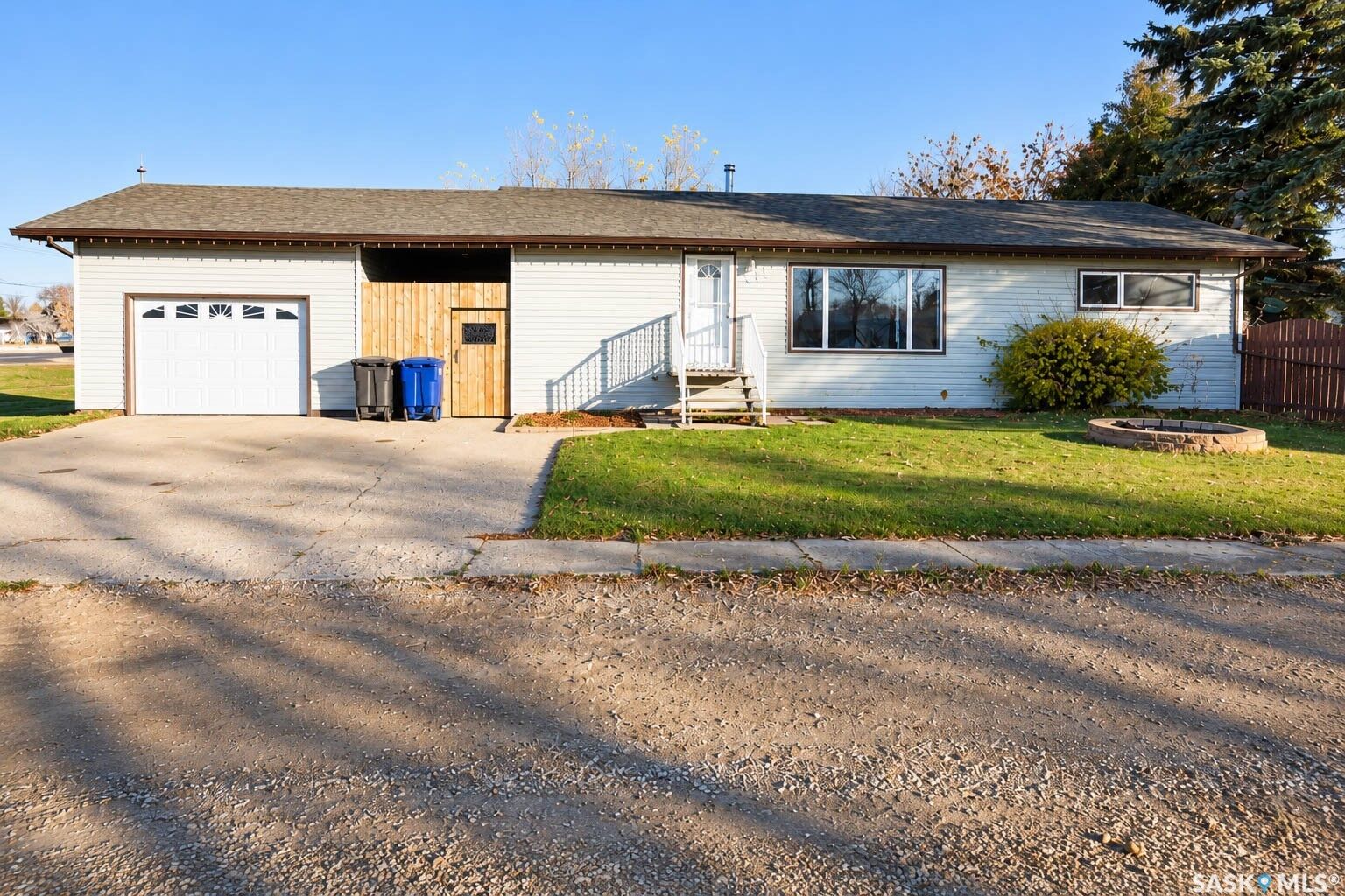 Property Photo:  412 2nd Street N  SK S0K 4P0 