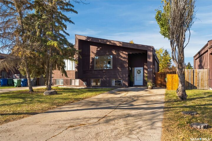 Property Photo:  423 Russell Road  SK S7K 7A8 