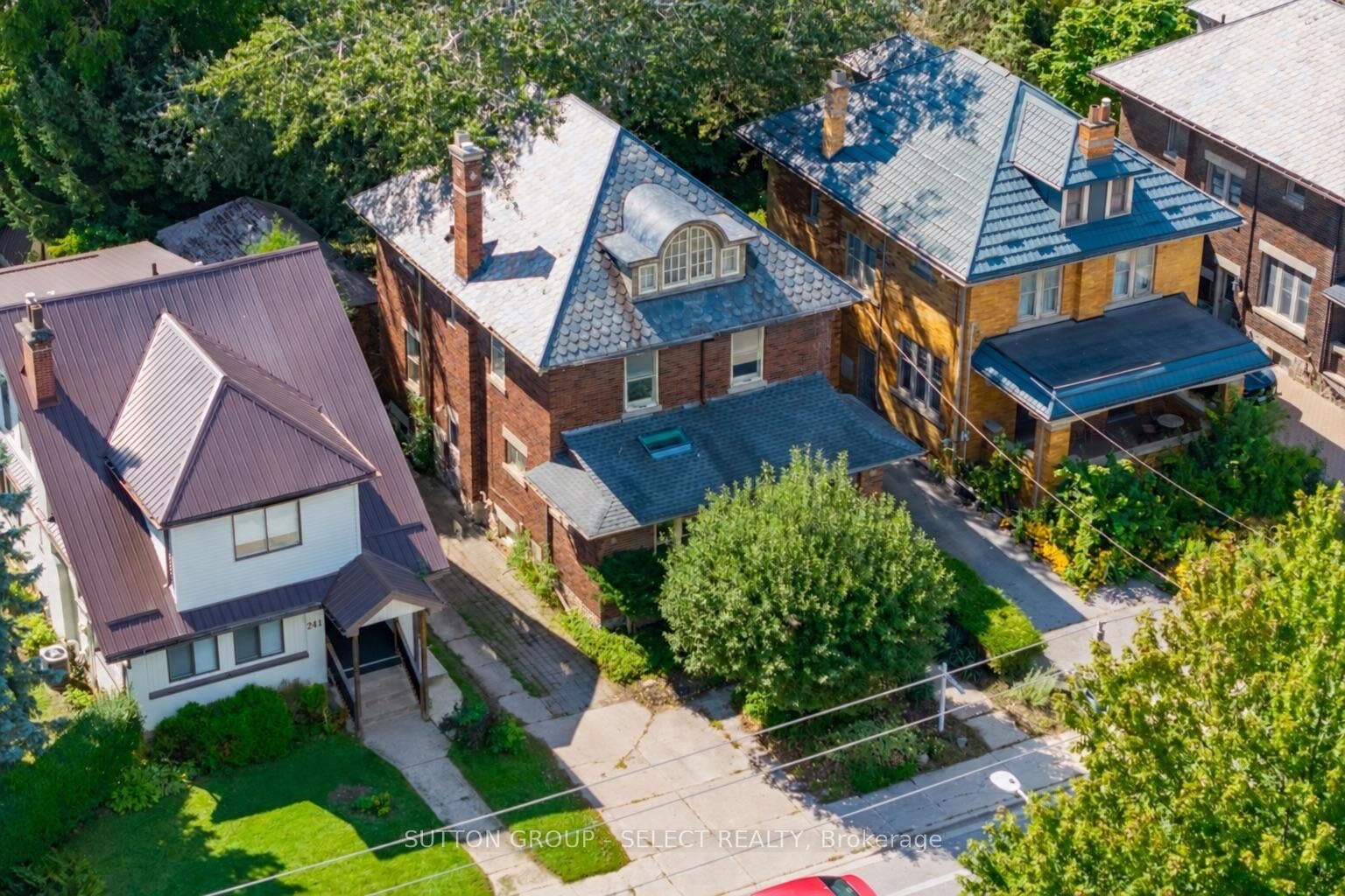 Property Photo:  239 Ridout Street S  ON N6C 3Y3 