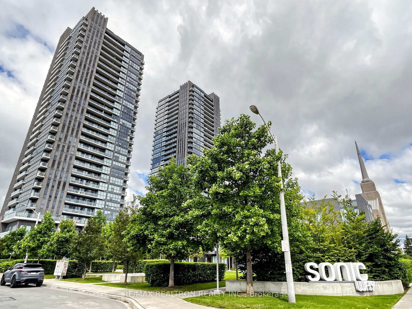 Property Photo:  2 Sonic Way 2912  ON M1H 3G3 
