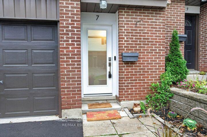 Property Photo:  7 Briar Lane  ON L9H 6E8 