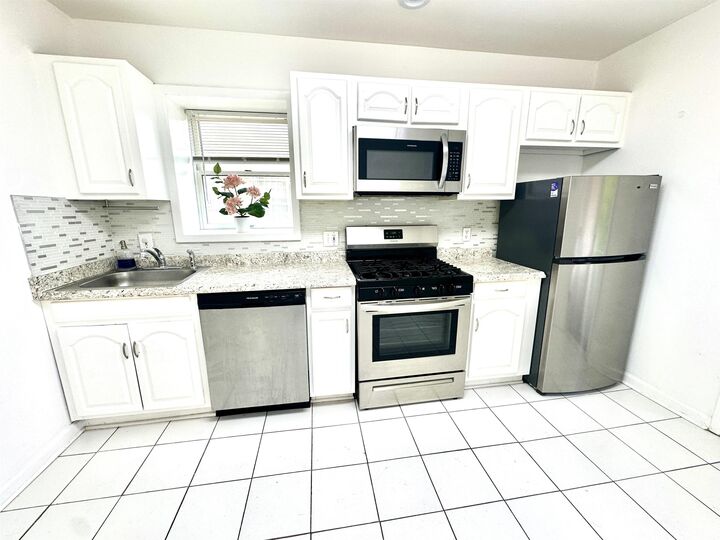 Property Photo:  247 Clendenny Ave 1  NJ 07304 