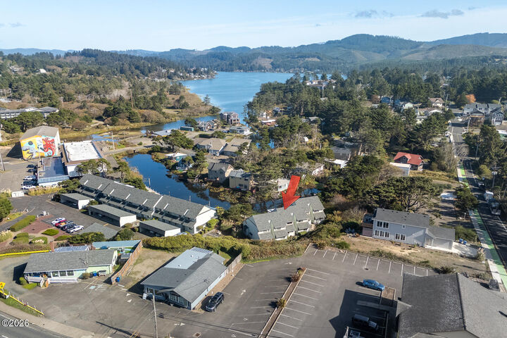 Property Photo:  180 SE Highway 101 17  OR 97367 