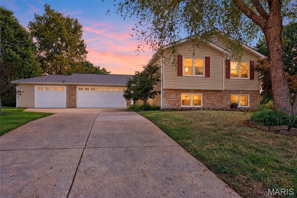 Property Photo:  910 Summer Leaf Drive  MO 63376 