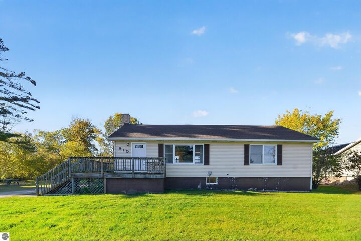 Property Photo:  910 W Lake Street  MI 48763 