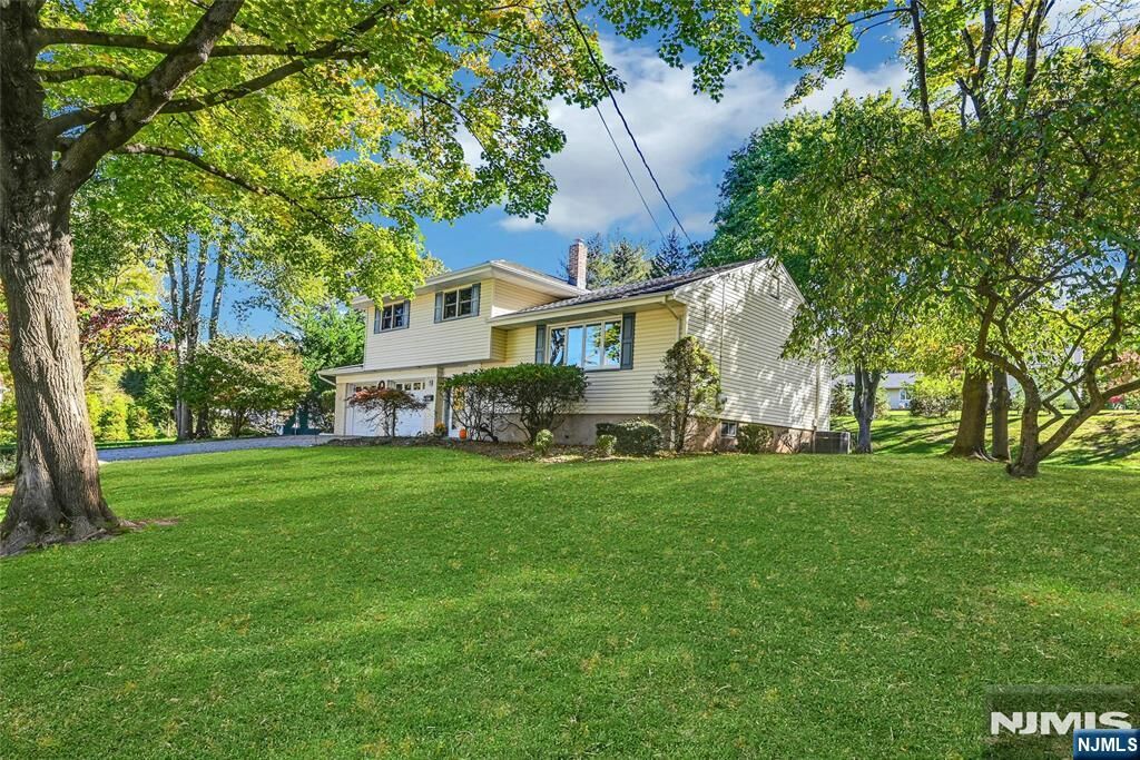 Property Photo:  15 Windsor Court  NJ 07648 