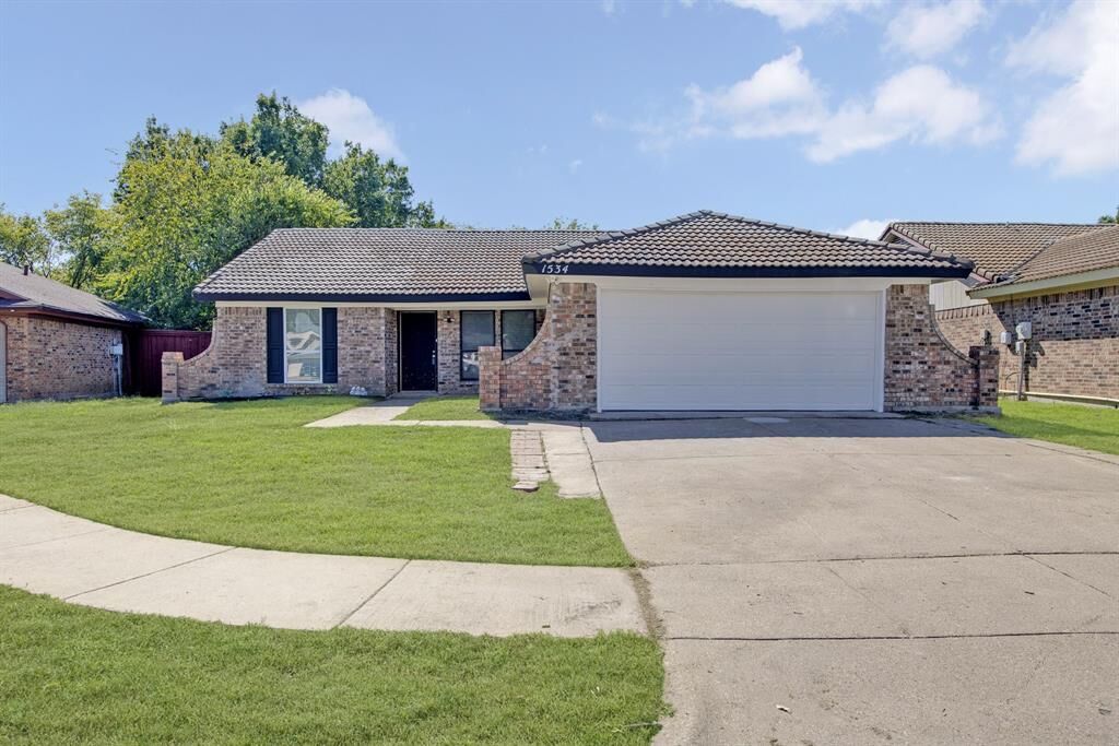 Property Photo: 1534 Twin Post Drive TX 76014