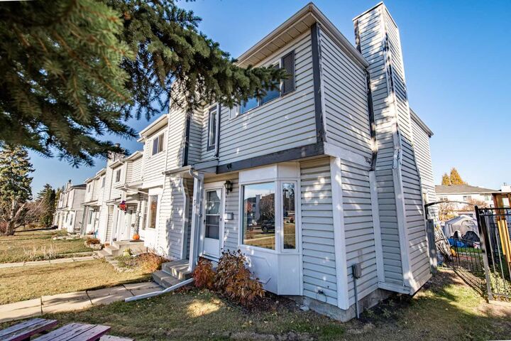 Property Photo:  6 Ellenwood Drive  AB T4R 2E3 
