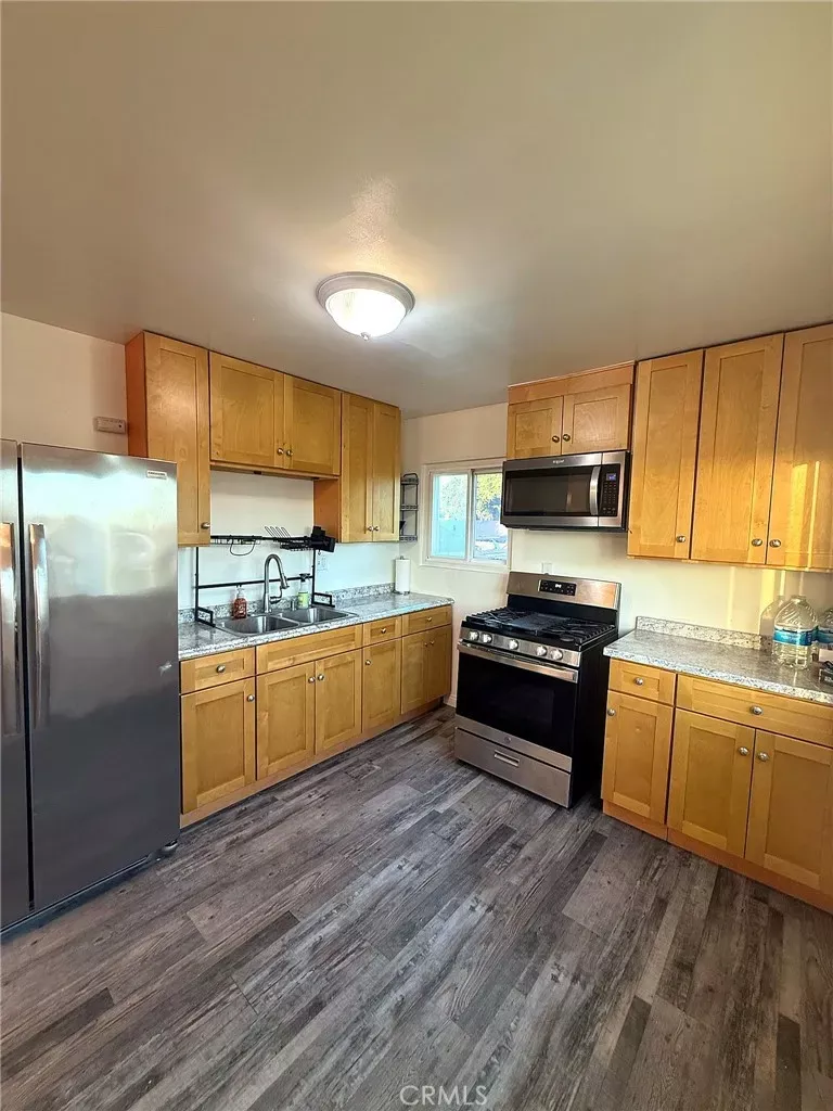 Property Photo:  333 W Spruce Avenue A  CA 90301 
