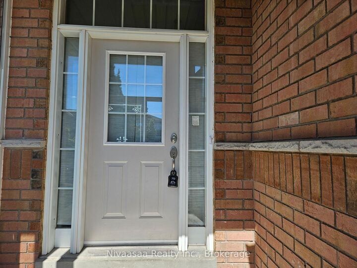 Property Photo:  926 Ledbury Crescent  ON L5V 2P8 