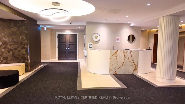 Property Photo: 550 Webb Drive 1806 ON L5B 3Y4