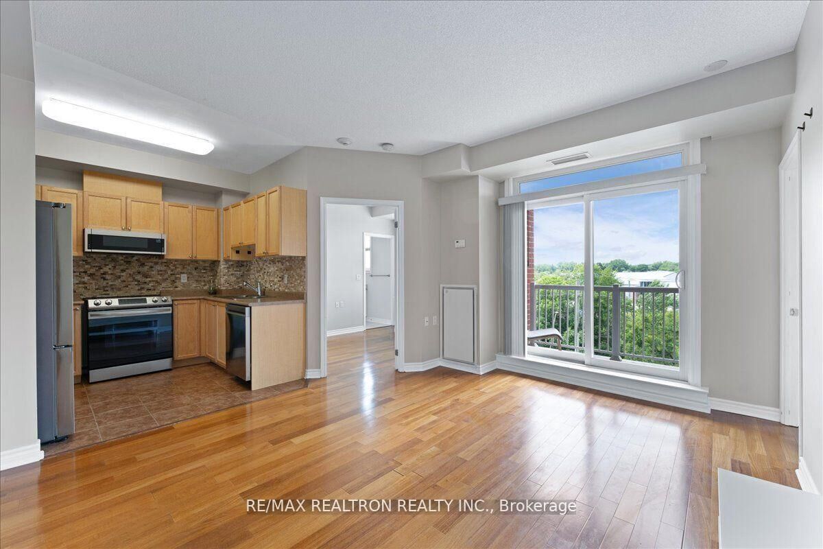 Property Photo:  15450 Yonge Street 304  ON L4G 0K1 
