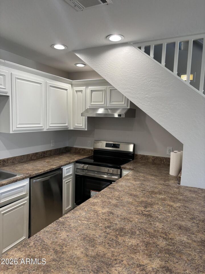 Property Photo:  528 E Navajo Avenue Apt 2  AZ 85119 