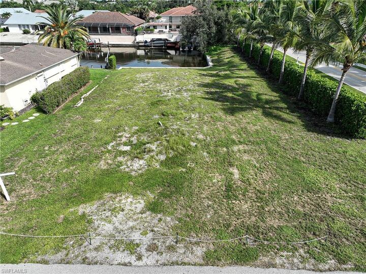 Property Photo: 489 Heron Ave FL 34108