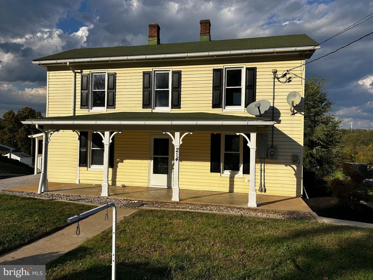 Property Photo: 214 W Duck Street VA 22630