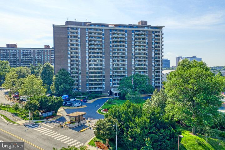 Property Photo: 1800 Old Meadow Road 712 VA 22102