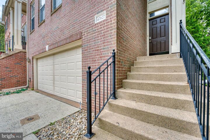 Property Photo: 47627 Loweland Terrace VA 20165