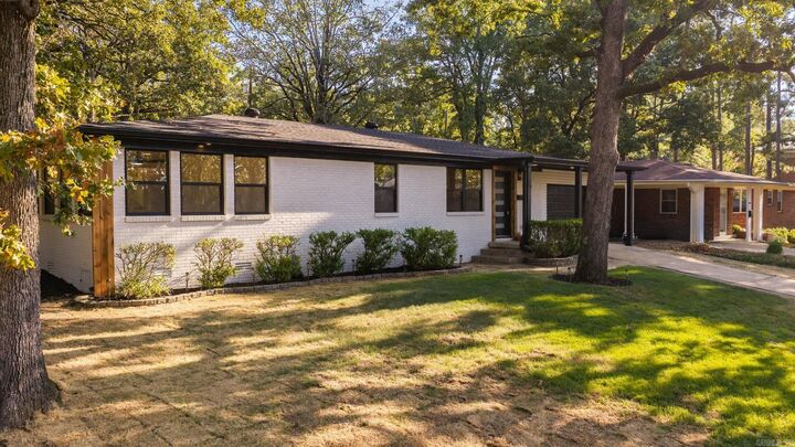 Property Photo: 7802 Bonnie Brae Rd AR 72227