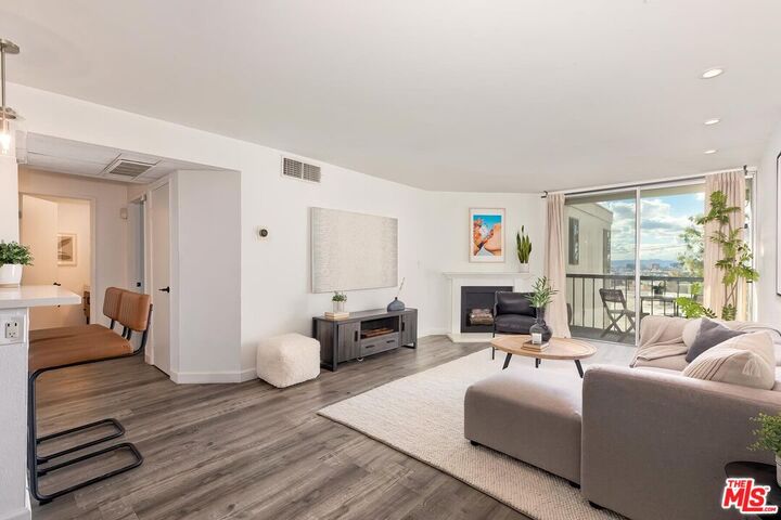 Property Photo: 8530 Holloway Dr, Unit 422 CA 90069