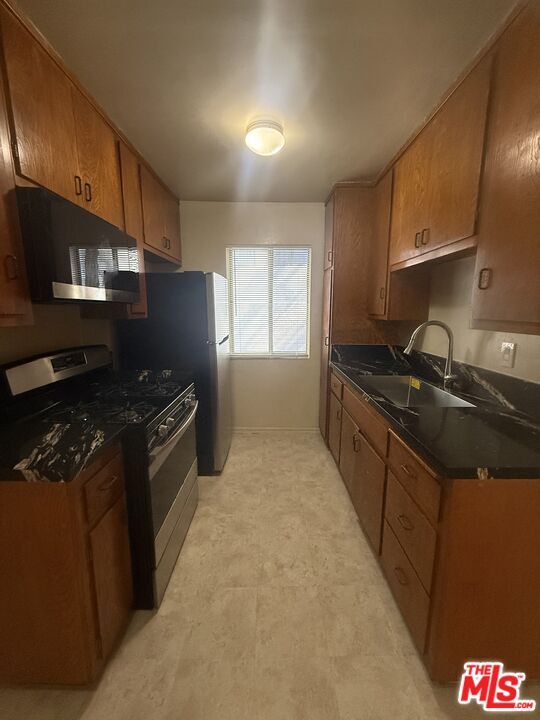 Property Photo:  1166 Amherst Ave, Unit 6  CA 90049 
