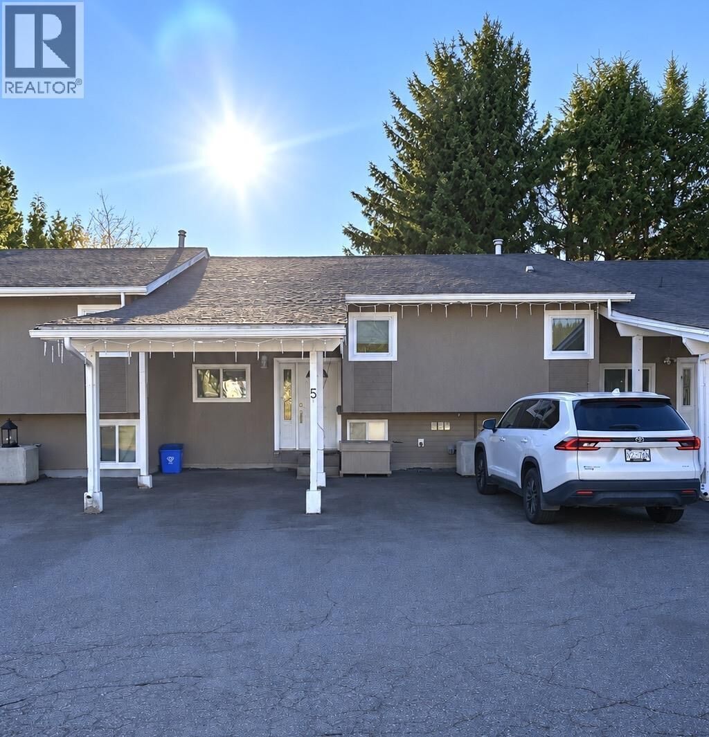 Property Photo: 819 Lahakas Boulevard 5 BC V8C 1V1