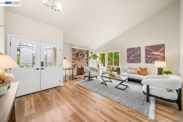 Property Photo: 4 Woodview Ct CA 94582