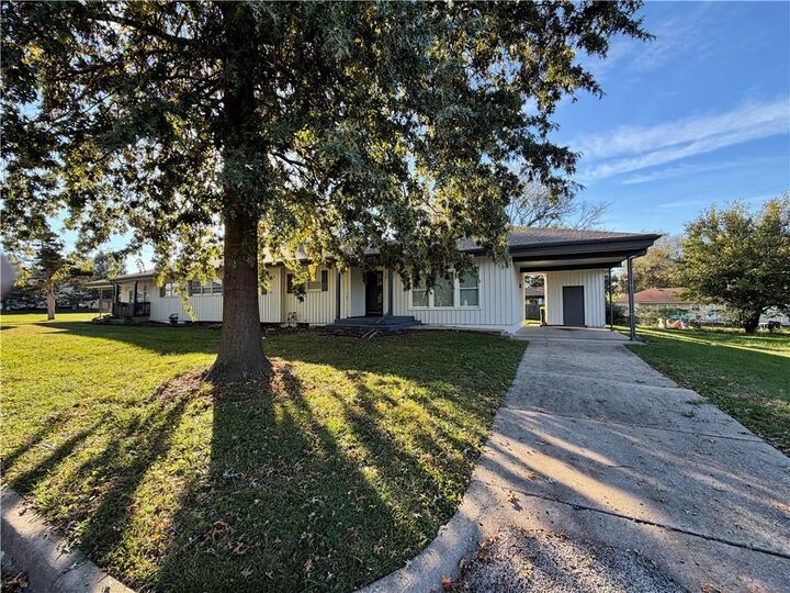Property Photo:  502 Tumbleweed Place  MO 64012 