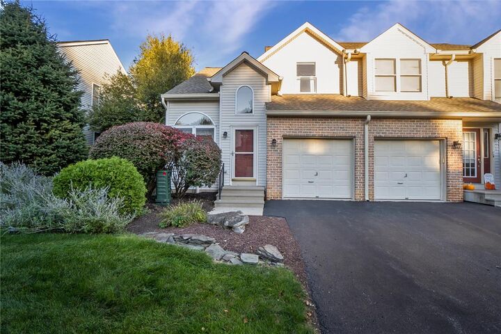 Property Photo: 207 Ridings Circle 207 PA 18062