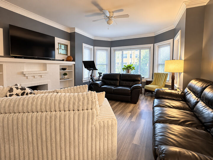 Property Photo: 7810 S East End Avenue 1 IL 60649