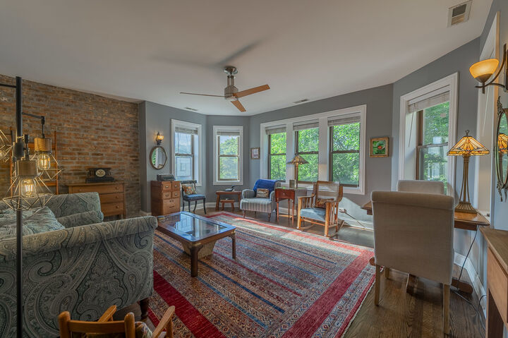 Property Photo: 2651 W Greenleaf Avenue 3W IL 60645
