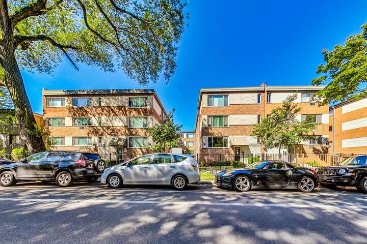 Property Photo: 6000 N Winthrop Avenue 203 IL 60660