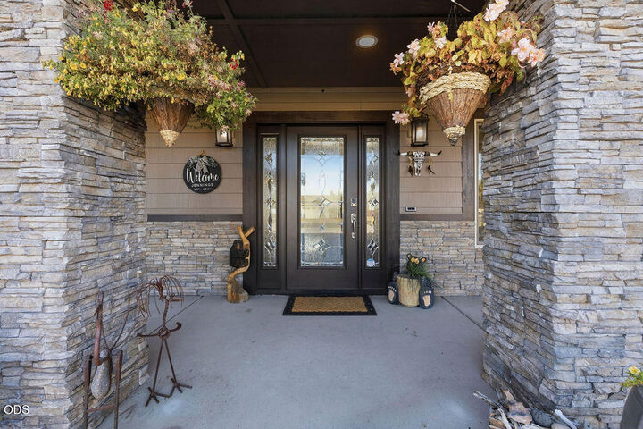 Property Photo:  209 SW Meadow Lakes Drive  OR 97754 