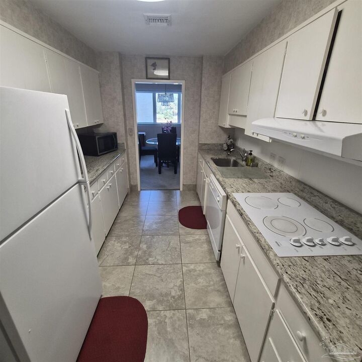 Property Photo:  825 Bayshore Dr 204  FL 32507 