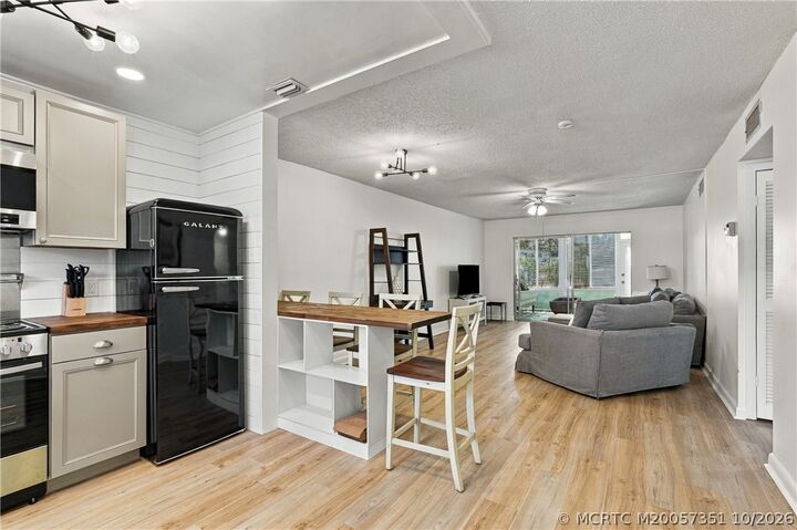 Property Photo: 2950 SE Ocean Boulevard 5-2 FL 34996