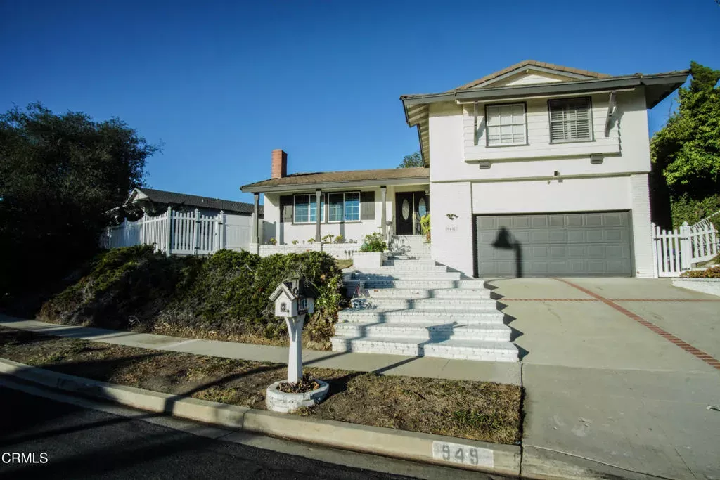 Property Photo:  949 Calle Ruiz  CA 91360 