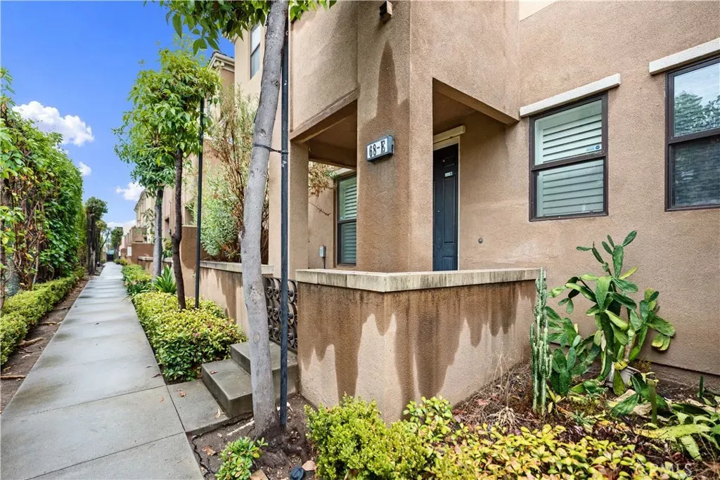 Property Photo: 68 S 5th E CA 91801