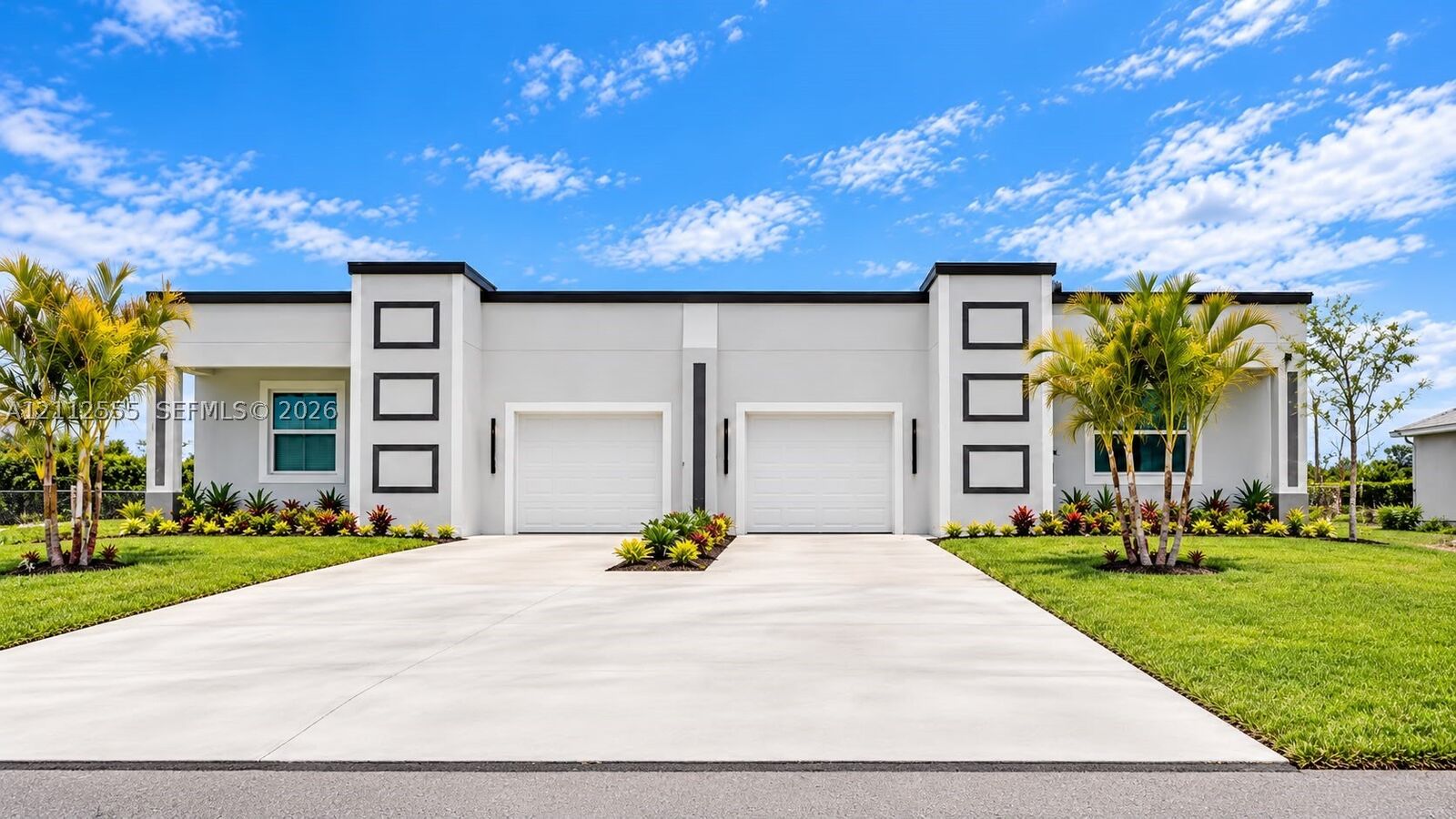 Property Photo: 1105/1107 S Gilbert Ave FL 33973