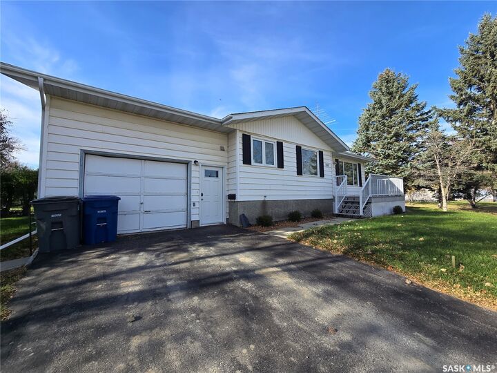 Property Photo:  280 9th Avenue  SK S0G 0K0 