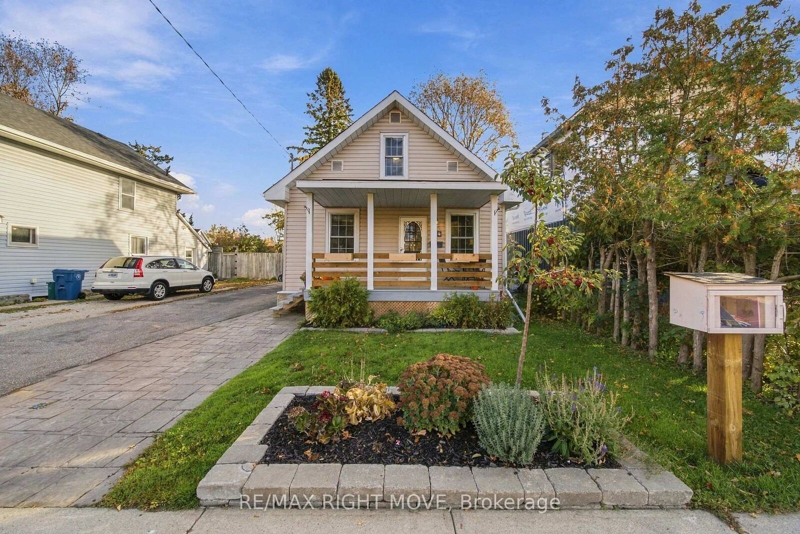Property Photo: 94 Westmount Drive N ON L3V 6C2