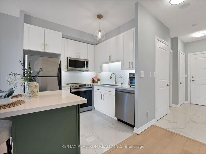 Property Photo:  133 Wynford Drive 707  ON M3C 0J5 