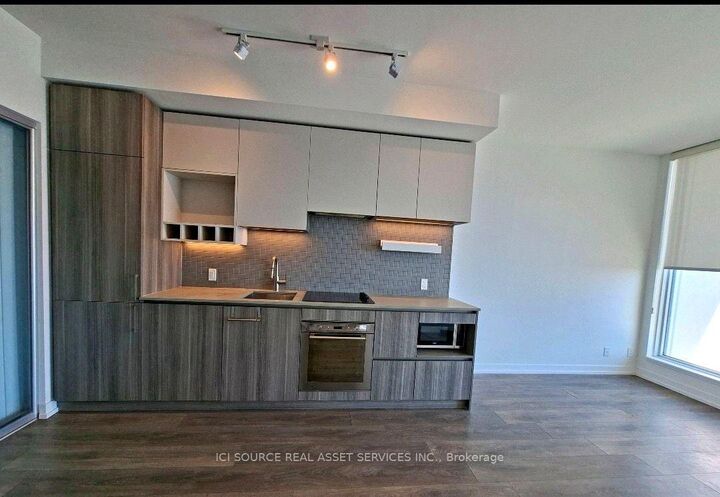 Property Photo:  5 Buttermill Avenue 5207  ON L4K 0J5 