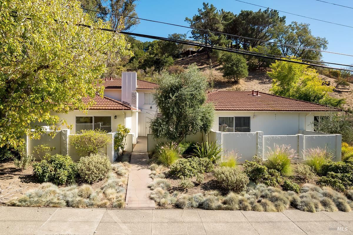 Property Photo:  40 44 Elizabeth Way  CA 94901 
